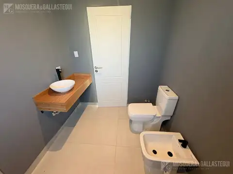 Casa en Venta con 3 cocheras
