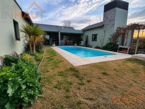 Casa 6 ambientes con 2 baños