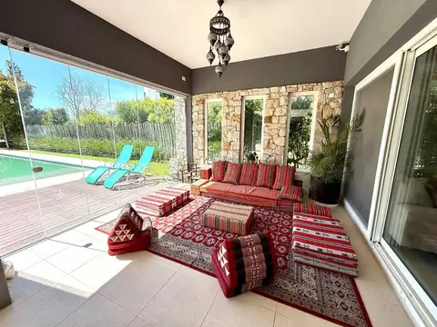 Casa 8 ambientes con 6 baños