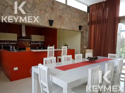 Casa en Venta con 4 cocheras
