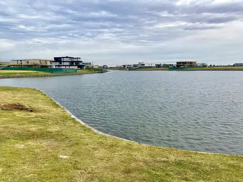 Increible lote en venta al agua en Los Puentes