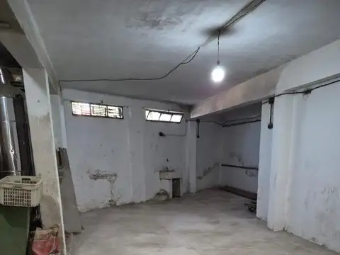 Galpon 340 metros cuadrados 2 plantas. Barrio Industrial