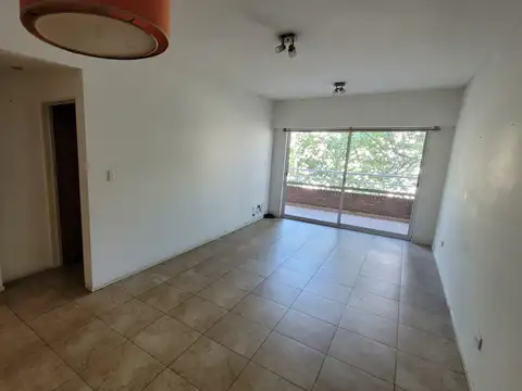 DOS AMPLIOS AMBIENTES CON BALCÓN