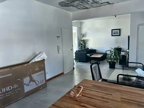 Casa imponente, piscina, cochera y 2 departamentos. de categoría