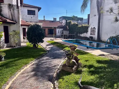 Casa imponente, piscina, cochera y 2 departamentos. de categoría