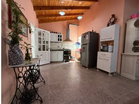Casa con proyección y buena ubicación en Adelina 