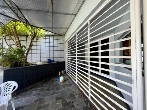 Excelente casa, lote propio con gran fondo con piscina