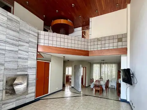 Excelente casa, lote propio con gran fondo con piscina