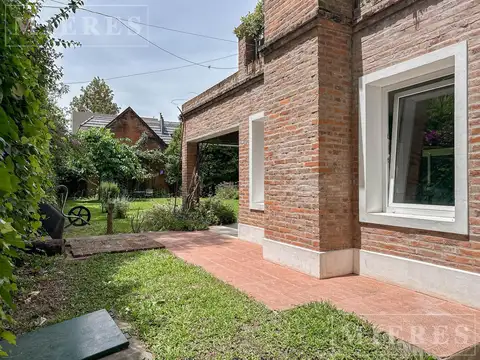 Lindísima casa en esquina en zona residencial y tranquila.