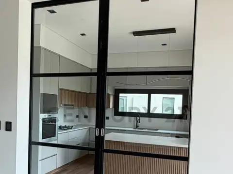 Casa en Venta con 4 cocheras