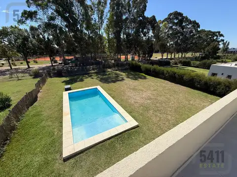 Casa en Alquiler con 1 cochera