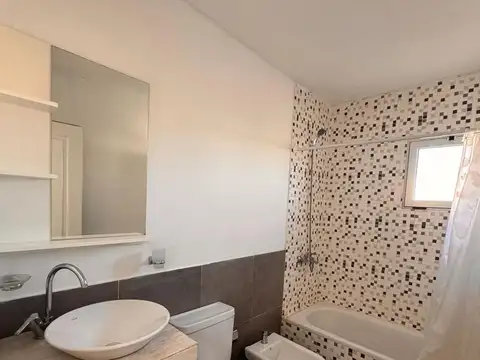 Casa en Alquiler con 1 cochera