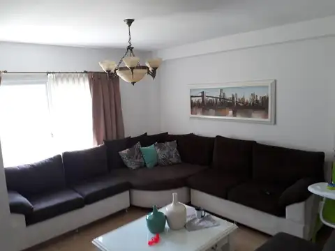 Casa en Alquiler con 6 cocheras