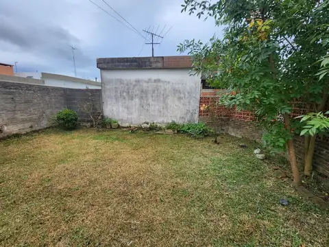 Vendo casa 2 dormitorios con patio amplio y garage