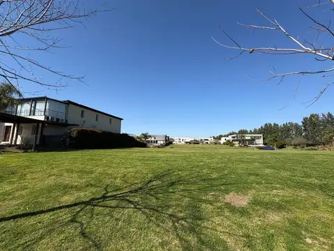 Lote AL RIO en venta en el Barrio Albanueva!