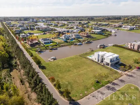 Lote AL RIO en venta en el Barrio Albanueva!