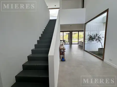 Casa en Alquiler Temporal con 4 cocheras