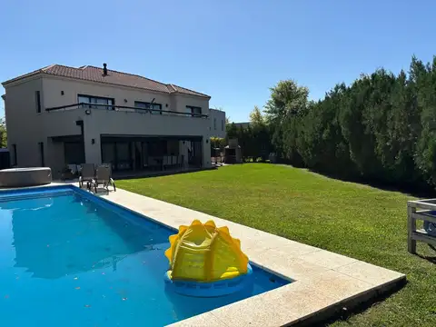 Casa en  venta en Ayres Plaza con vista a plazoleta