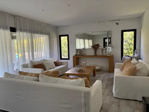 Casa 5 ambientes con 4 baños