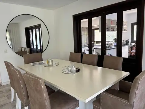 Casa en Alquiler con 3 cocheras