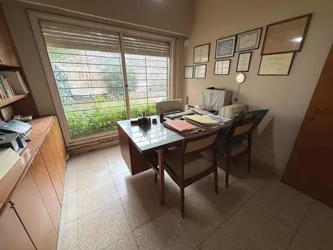 Casa 8 ambientes con 2 baños