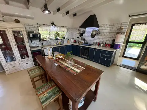 Casa 7 ambientes con 2 baños