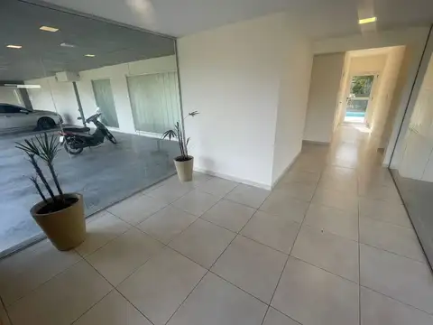 Av. Caseros 1700, Piso PB