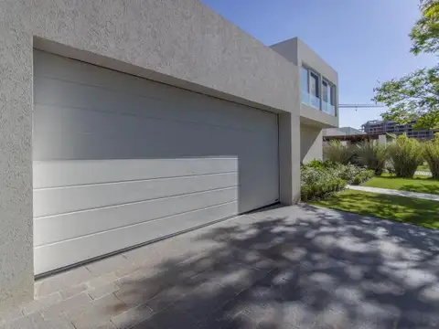 Casa en Alquiler con 2 cocheras