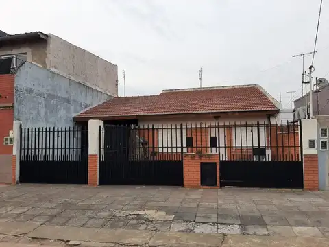 Casa con galpón en san justo