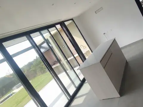 Casa en Venta con 3 cocheras
