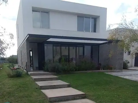 Casa 7 ambientes con 2 baños