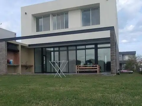 Casa en venta de 5 dormitorios c/ cochera en Puertos