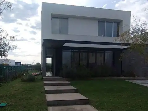 Casa en Venta con 3 cocheras