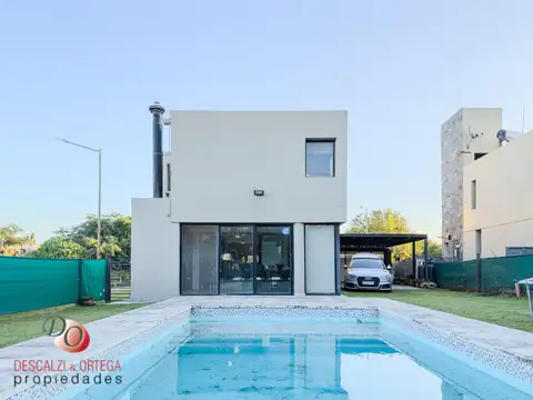 Casa en venta en Villa Catalina-3 dormitorios-Pileta-Apta crédito