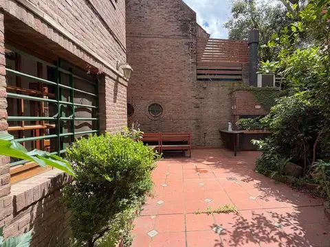 CASA DE 6 AMB. EN 3 PLANTAS CON GARAGE, PATIO CON JARDÍN Y PARRILLA 