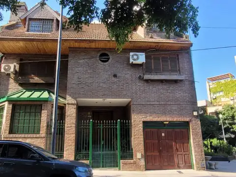 CASA DE 6 AMB. EN 3 PLANTAS CON GARAGE, PATIO CON JARDÍN Y PARRILLA 