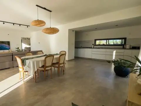 Casa 4 ambientes con 3 baños
