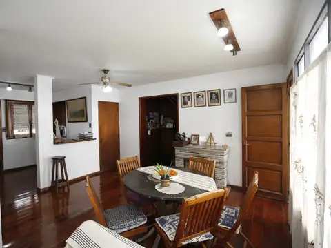 Casa 4 ambientes con 2 baños
