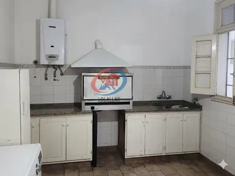 Casa 9 ambientes con 2 baños