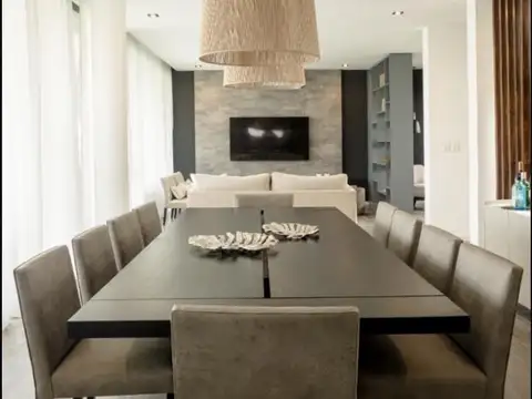 Casa en Alquiler con 5 cocheras