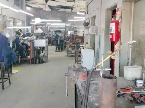 importante edificio galpon fabrica en 3 plantas sobre lote de 21x 10 a metros de av crovara