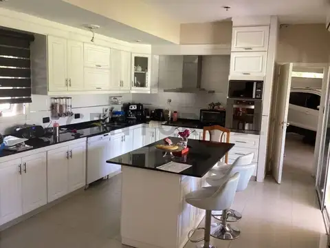 Casa en Venta con 4 cocheras