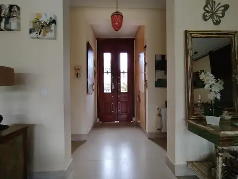 Casa 6 ambientes con 5 baños