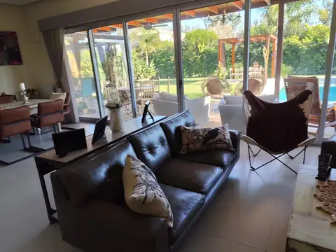 Casa en Venta con 3 cocheras