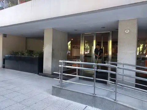 Alquilo 2 Ambientes Amplio - Balcon Lateral - Frente Plaza Irlanda Seguridad las 24 hs