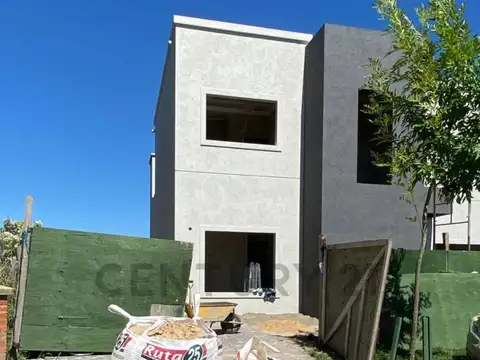 CASA 6 AMBIENTES CON VISTA AL AGUA