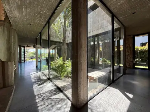 Casa 6 ambientes con 5 baños