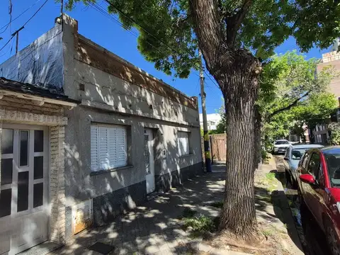 VENTA Casa al frente a refaccionar APTO CREDITO