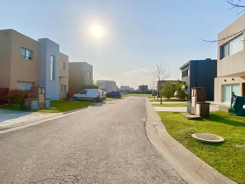 Boulevard de Todos los Santos 4400, Tigre, Buenos Aires, Argentina