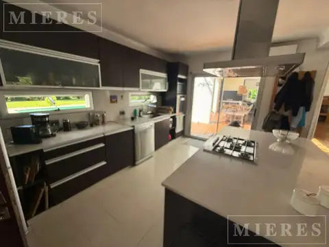 Casa 5 ambientes con 3 baños